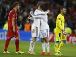 Super-trofæ. Real Madrids Gareth Bale og Cristiano Ronaldo krammer efter sejren mod Sevilla. 