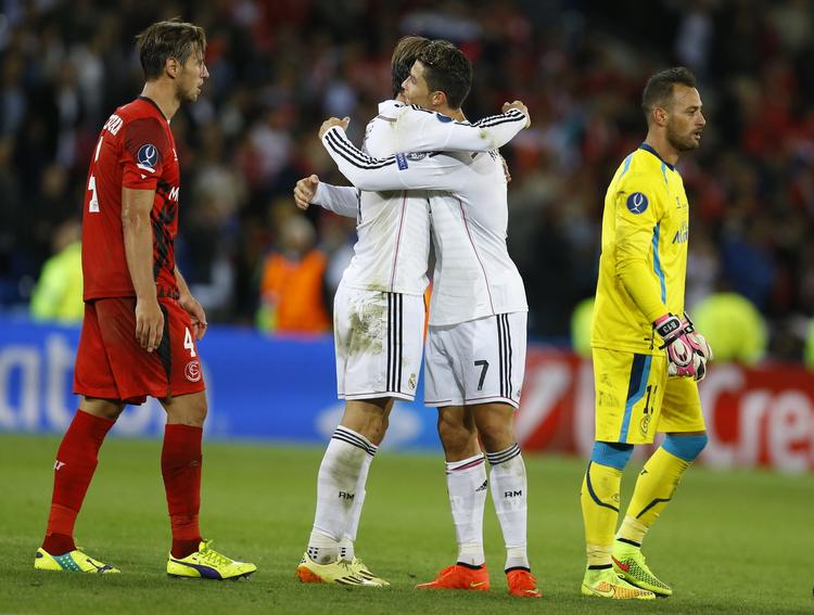 Super-trofæ. Real Madrids Gareth Bale og Cristiano Ronaldo krammer efter sejren mod Sevilla. 