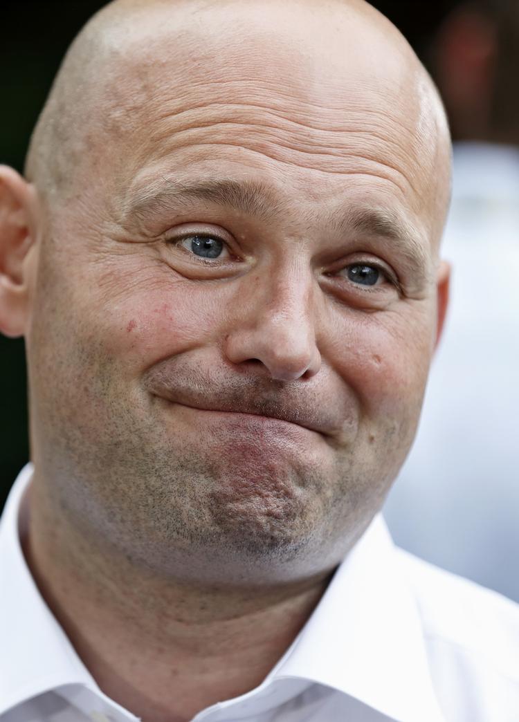 Problemer. Billedet af, at her kommer den flinke og friske Søren ude fra Viborg ind i glasklokken til alle levebrødspolitikerne med deres akademiske uddannelser, krakelerer pludselig, hvis der tegner sig et billede af en borgmester, som ikke har styret kommunens økonomi ordentlig, mener Hans Engell. 