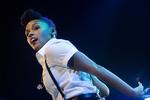 Rumvæsen. Først til allersidst fik androiden jordforbindelse i Falconer Salens skuffende akustik. Billedet er fra Janelle Monaés koncert på Roskilde Festival i 2012. 