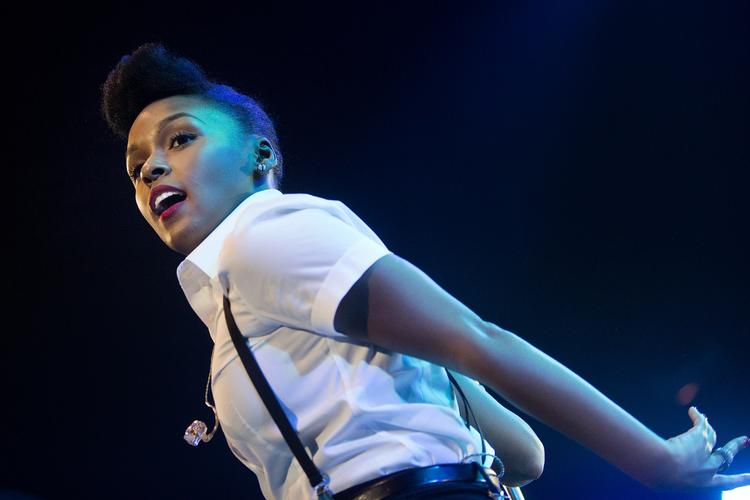 Rumvæsen. Først til allersidst fik androiden jordforbindelse i Falconer Salens skuffende akustik. Billedet er fra Janelle Monaés koncert på Roskilde Festival i 2012. 