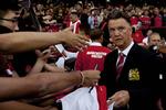 Messias? Louis van Gaal blev modtaget og hyldet op Old Trafford, men er ikke meget for at skrue forventningerne for meget op: »Jeg kan ikke ændre alt på tre-fire uger og spillerne kan heller ikke ændre sig på så kort tid«, siger van Gaal. 