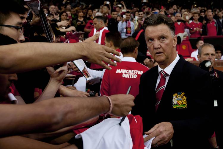 Messias? Louis van Gaal blev modtaget og hyldet op Old Trafford, men er ikke meget for at skrue forventningerne for meget op: »Jeg kan ikke ændre alt på tre-fire uger og spillerne kan heller ikke ændre sig på så kort tid«, siger van Gaal. 
