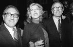 Ombejlet. Lauren Bacall ses her på et foto fra 1979 mellem Henry Kissinger (t.v.) og Henry Fonda. 