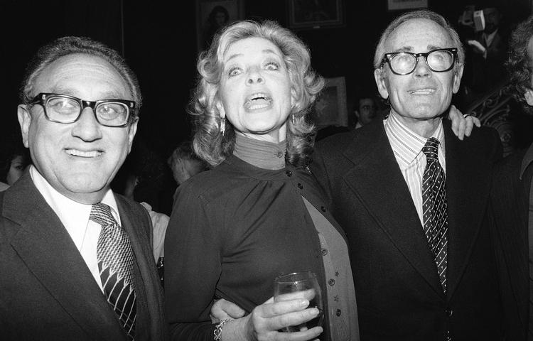 Ombejlet. Lauren Bacall ses her på et foto fra 1979 mellem Henry Kissinger (t.v.) og Henry Fonda. 