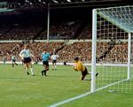 1966. Gordon Banks var aktiv dengang man ofte så målmænd spille med en sixpence i stedet for en kasket til at tage den værste sol fra øjnene. 