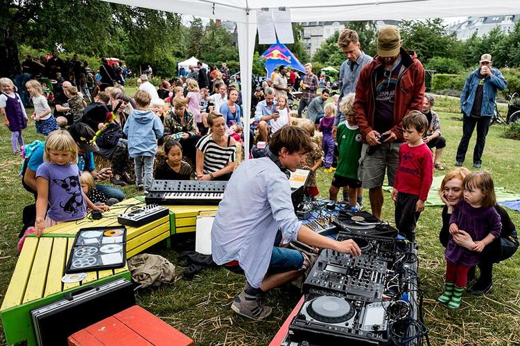 Strøm. Der er også begivenheder for de små kommende DJ's. 