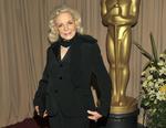 Hæder. I 2010 fik Hollywood-legenden Lauren Bacall æres-Oscar for sin livslange indsats for amerikansk film. Hun var også kendt for sin skarpe oneliners i pressen. 