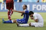 Hap. Suarez (forrest) satte tænderne i i Chiellinis skulder, da Uruguay sendte Italien ud af VM. 