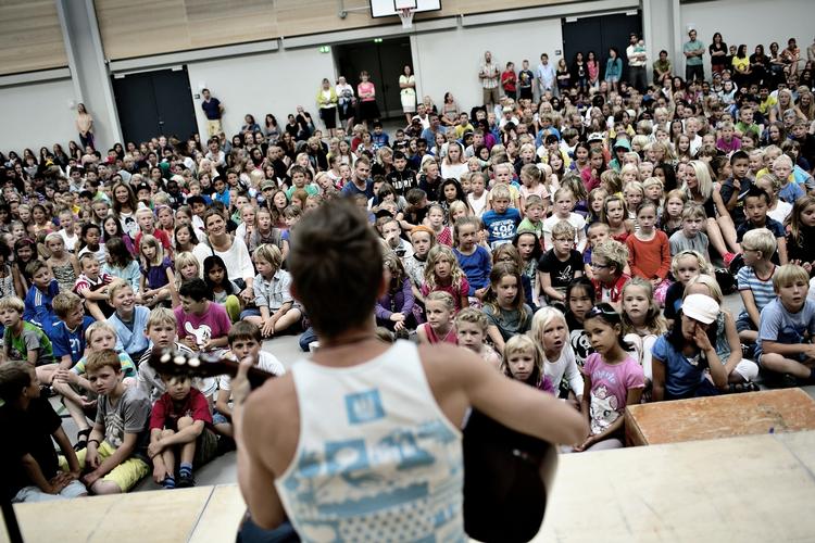 Farvel. En af de skoler, der har fået mange opsigelser, er Skolen på Islands Brygge. I løbet af året har 10 lærere af 68 forladte skolen. De seneste 4 år har der ellers ikke været lærere, der har forladt skolen, ud over hvis de skulle på pension. Billedet er fra første skoledag i 2012  på Skolen på Islands Brygge. 