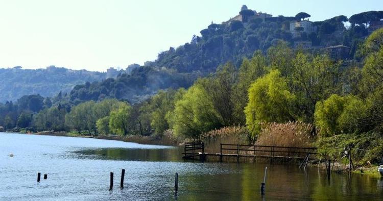 Naturskønt. Pavernes sommer-palads ligger ud til Albano-søen. Omkring paladset breder sig byen Castel Gandolfo med butikker, spisesteder, pastelfarver og patina. 