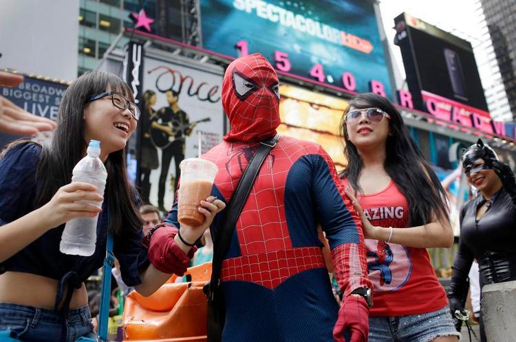 Fotogen. Her poserer en Spider-Man sammen med turister ved Times Square. Undertiden er de udklædte figurer lidt for påtrængende. 