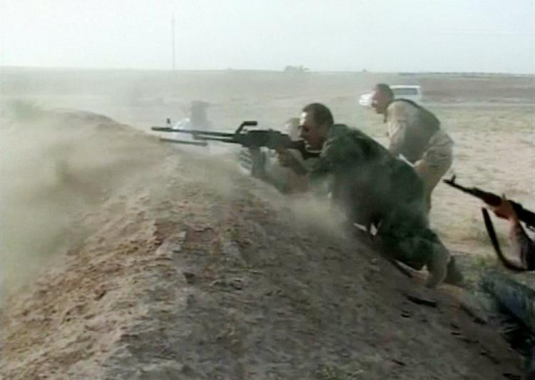 FORSVAR. Kurdiske soldater fotograferet under ildkamp med IS' islamistiske krigere nær Kirkuk i juni. 