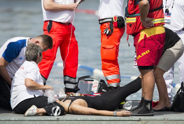 BEVIDSTLØS. Mod slutningen af kvindernes 10 km-løb mistede Natalia Charlos bevidstheden og måtte reddes op af vandet. 