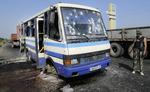 Dræbte. Prorussiske rebeller bevogter en kontrolpost nær en skudhullet bus, hvor mindst 12 militsmedlemmer, der kæmpede på ukrainsk side blev dræbt i et baghold. FN har opjusteret opgørelsen over antallet af dræbte i konflikten. 