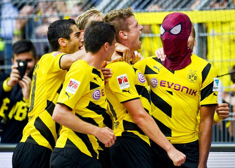 Edderglad. Dortmunds Pierre-Emerick Aubameyang fejrer sin scoring med at trække i en Spiderman-maske mod Bayern Munchen. 