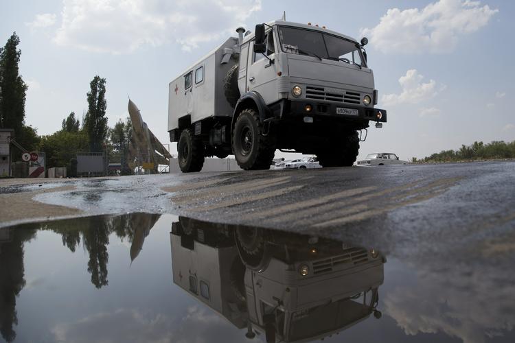 PAUSE. 280 hvide russiske lastbiler, der fra Moskva er kørt mod Ukraine med nødhjælp til det østlige Ukraine, holder pause nogle hundrede kilometer fra grænsen, mens der bliver forhandlet. 