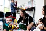 STÆDIG. Christina Nyrup blev gravid som 15-årig og hørte om andre, der mistede venner, fordi de skulle have barn i en ung alder: »Men min mor støttede mig, og jeg havde i forvejen ingen venner. Så jeg valgte at vise, at jeg godt kunne«. Nu går hun i en særlig støttet mødregruppe med sønnen Liam. 