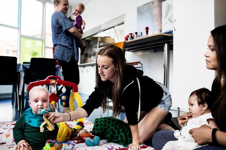 STÆDIG. Christina Nyrup blev gravid som 15-årig og hørte om andre, der mistede venner, fordi de skulle have barn i en ung alder: »Men min mor støttede mig, og jeg havde i forvejen ingen venner. Så jeg valgte at vise, at jeg godt kunne«. Nu går hun i en særlig støttet mødregruppe med sønnen Liam. 