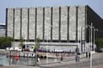 Politiafspærring. Området omkring Nationalbanken i København har været spærret af i løbet af natten på grund af frygt for en bombe. 