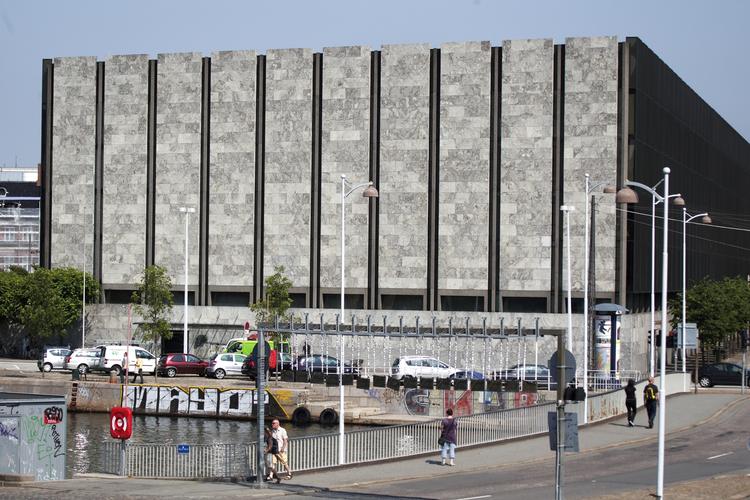 Politiafspærring. Området omkring Nationalbanken i København har været spærret af i løbet af natten på grund af frygt for en bombe. 