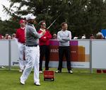 Leg. Den store event i Himemrland blev indledt med en såkaldt pro-am-turnering, hvor sponsor Lars Larsen (tv), kronprinsen og motorkøreren Tom Kristensen (th) kunne lære lidt af Thomas Bjørn. 