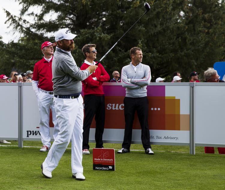 Leg. Den store event i Himemrland blev indledt med en såkaldt pro-am-turnering, hvor sponsor Lars Larsen (tv), kronprinsen og motorkøreren Tom Kristensen (th) kunne lære lidt af Thomas Bjørn. 