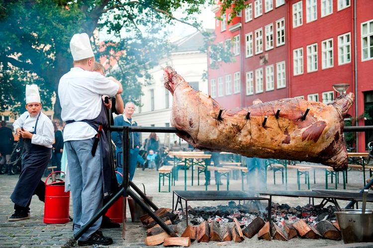 Grill. Smag bl.a. på smagsprøver af dansk økologisk kød. 