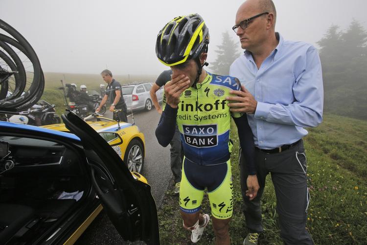 benbrud. Alberto Contador må forlade Tour de France på 10. etape efter et voldsomt styrt. 