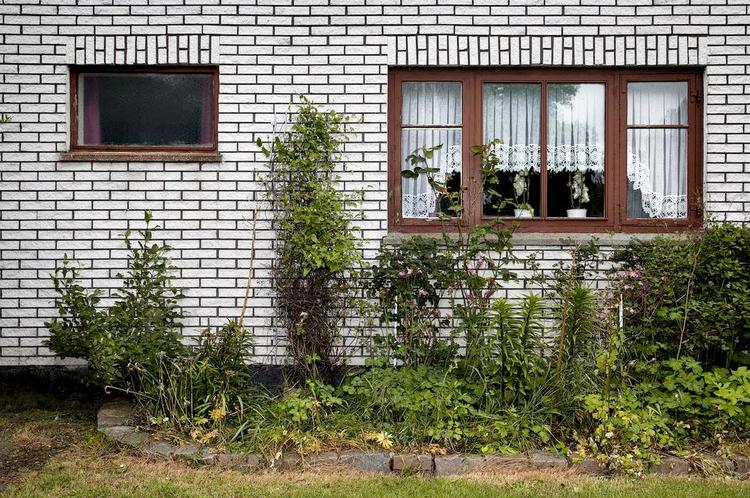 Låneproblemer. Selv om husene i nogle landdistrikter er sat ned i pris, kan det være svært at få dem solgt, fordi realkreditinstitutterne i nogle tilfælde afslår lån. Her er det 190 kvadratmeters villa på Stevns til 550.000 kroner, som har stået til salg i et år. 