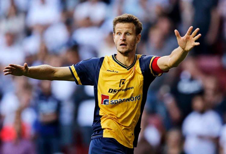 forhandlinger. Hobros Mads Justesen er glad for de professionelle spilleres støtte til deltidsspillerne i den jyske klub, der har overrasket positivt i Superligaen. 