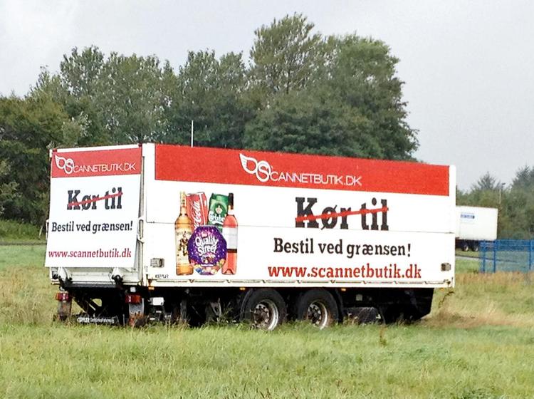 lokkemad. Denne reklamebil for en netbutik holdt i går ved det største grænsehandelssupermarked, Fleggaard. 
