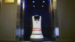 SELVKØRENDE. BOTLR-robotten på vej ud af en elevator på Aloft-hotellet i Cupertino, Californien. Ud over at hjælpe dig med information kan den også komme med småting fra receptionen. 