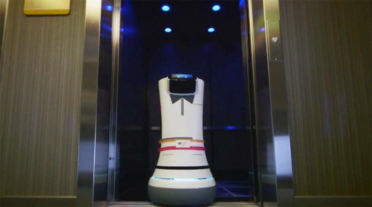 SELVKØRENDE. BOTLR-robotten på vej ud af en elevator på Aloft-hotellet i Cupertino, Californien. Ud over at hjælpe dig med information kan den også komme med småting fra receptionen. 