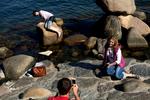 Fotofælde. Den Lille Havfrue er med på umanerlig mange turistfotos, men når billedet er knipset, har turisterne ikke så frygtelig meget andet at lave ved Langeliniekaj. Derfor bliver der nu planlagt et besøgscenter. 