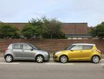 bilmøde. Suzuki Swift fra 2005 (t.v.) stiller op mod 2014-versionen. Den nye byder på meget mere udstyr og bedre økonomi til en pris, der ikke ligger ret meget over 2005-niveauet. 