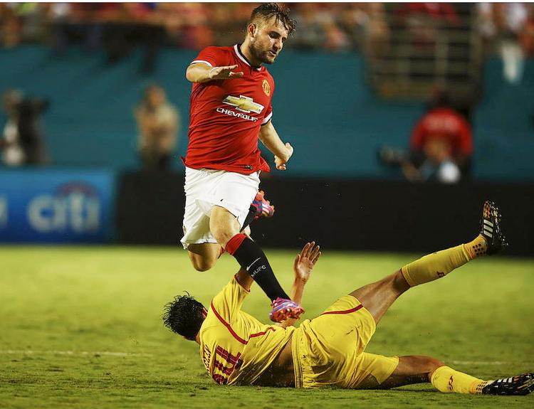 DYR. Manchester United har hentet den 19-årige back Luke Shaw forknap 280 mio. kr. – men er han pengene værd eller et eksempel på, at klubberne betaler overpris for især engelske spillere? Luke Shaw er i øvrigt netop meldt skadet og skal holde 4 ugers pause. 