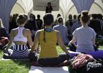 SMAGSPRØVER. Yoga Festivalen på Tiøren vil give nye tilhængere muligheden for at prøve sig frem i stilarterne. 