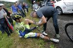 vuelta-klar. Alberto Contador hjælpes, mens tilskuere får et nærbillede af stjernen, efter styrtet i Tour de France, hvor spanieren brækkede skinnebenet. 