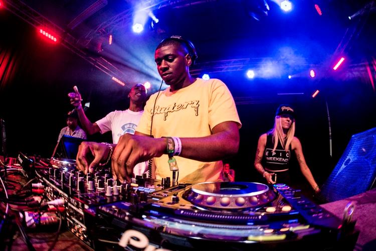 BASS. Her ses Skilliam fra den britiske dubstep duo Skilliam &amp; Elijah. 