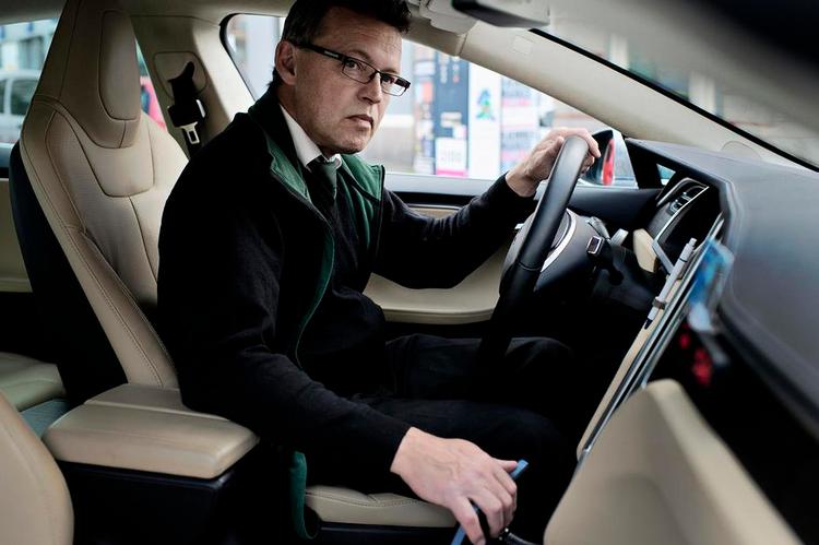 kundevenlig. Jens Høyer ved rattet i sin Tesla-taxa, som en af kunderne, en ældre kvinde, kaldte stærkt vanedannende. 