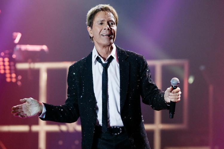 Afviser. »I mange måneder har jeg været opmærksom på beskyldninger mod mig om historiske usømmeligheder, der har cirkuleret online. Beskyldningerne er komplet usande«, siger Cliff Richard. 