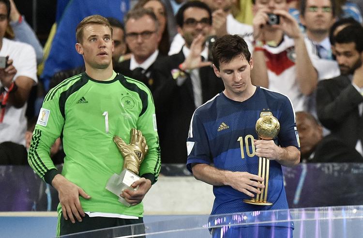Guld-taber. Argentinas Lionel Messi virkede skuffet, da han efter VM-finalen fik prisen som slutrundens bedste spiller, mens den tyske målvogter fik Manuel Neuer fik Den Gyldne Handske som bedste målmand og så naturligvis VM-guldet. 