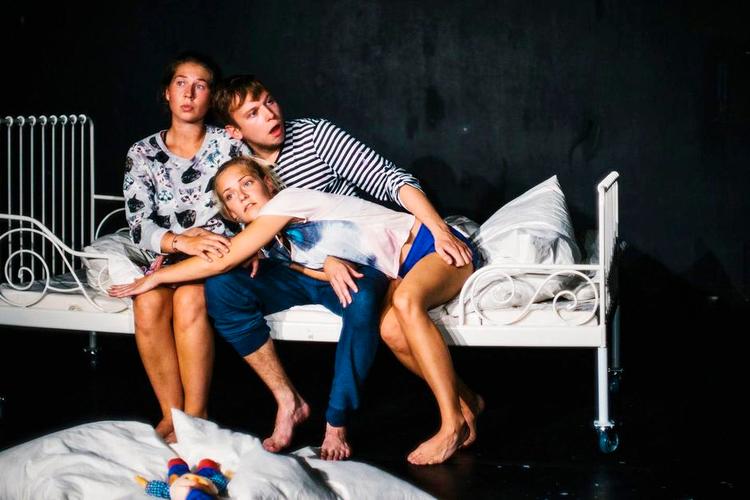 LUMMERT. Blandingen af børne- værelse, børnerim og seksuelle undertoner er en både underholdende og provokerende cocktail i 'Fabulator', som spiller på dette års Vildskud - festival for uafhængigt teater. 