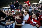 Sammenhold. »Der er et socialt fællesskab på superligastadioner, hvor man møder mange venner. Det får man ikke ved at se Premier League i fjernsynet«, siger Rasmus Trenskow, der er AaB-tilhænger og formand for Danske Fodbold Fanklubber. 