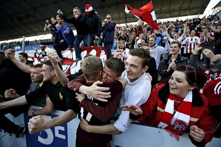 Sammenhold. »Der er et socialt fællesskab på superligastadioner, hvor man møder mange venner. Det får man ikke ved at se Premier League i fjernsynet«, siger Rasmus Trenskow, der er AaB-tilhænger og formand for Danske Fodbold Fanklubber. 