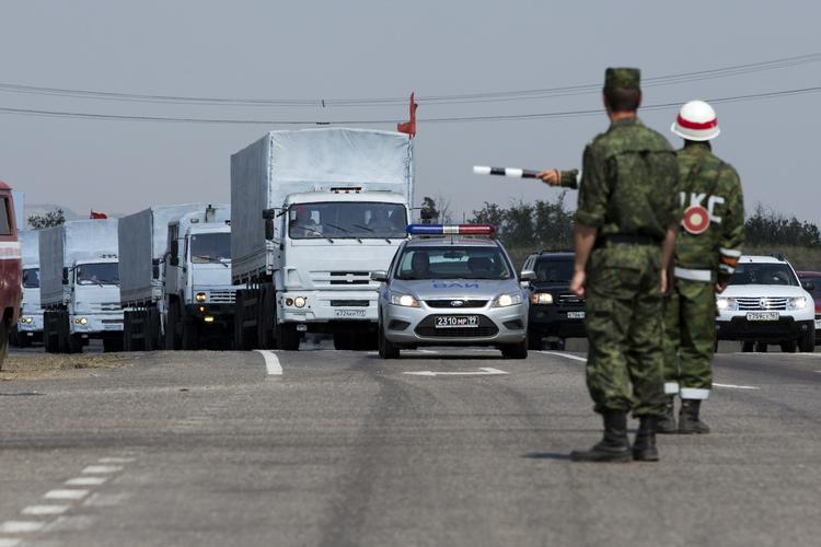 Konvoj. Ukrainske grænsevagter tjekker den russiske konvoj, der er på vej ind i Østukraine. 