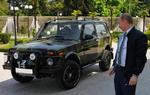 ejerglæde. Vladimir Putin giver den her som den stolte ejer af en Lada Niva. Han udskiftede dog den russiske motor med en tysk Opel-motor. 