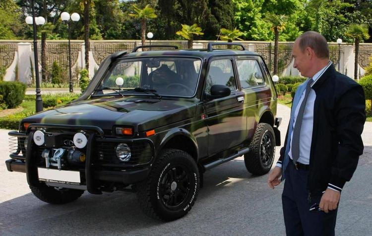 ejerglæde. Vladimir Putin giver den her som den stolte ejer af en Lada Niva. Han udskiftede dog den russiske motor med en tysk Opel-motor. 