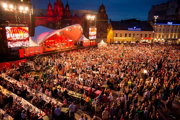 helan går. Krebsegilde på Stortorget. Medbring selv krebs og snaps! 